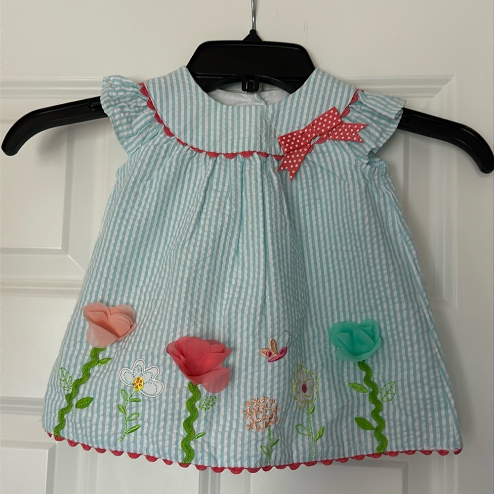 LIKE NEW BONNIE BABY GINGHAM DRESS w/ “3D”flowers. Size 6-9M. Light blue/white.